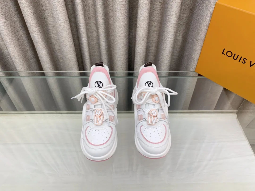 👟👟Ex-factory price 760👟👟 Louis Vuiton·Louis Vuitton 24/ New Chinese Valentine's Day limited edition LV Archlight series arch sole dad shoes casual thick-soled lace-up sneakers top version🔝original purchase, development and production👍🏻 This LV dad shoe features an eye-catching wavy sole and large tongue. It is equipped with a sporty super-elastic running shoe style rubber outsole, which is very eye-catching. It is also combined with a soft and elastic upper made of a variety of high-tech fabrics, making the upper foot comfortable and soft! 🤩 Fabric: Original custom-made first-layer cowhide + technical fabrics Lining: Original imported breathable mesh lining + cowhide foot pads Sole: Original molded correct U-shaped arch outsole Bottom thickness: about 5cm Size: 35-39 (40.41 custom-made, non-refundable)